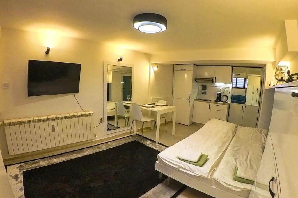 Studio With Courtyard Just Steps Away Vitosha Str โซเฟีย ภายนอก รูปภาพ